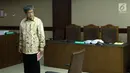 Mantan Dirut PT Quadra Solutions, Anang Sugiana Sudihardjo bersiap meninggalkan ruangan usai menjalani sidang pembacaan tuntutan di Pengadlian Tipikor, Jakarta, Kamis (28/6). Anang dituntut hukuman tujuh tahun penjara. (Liputan6.com/Helmi Fithriansyah)