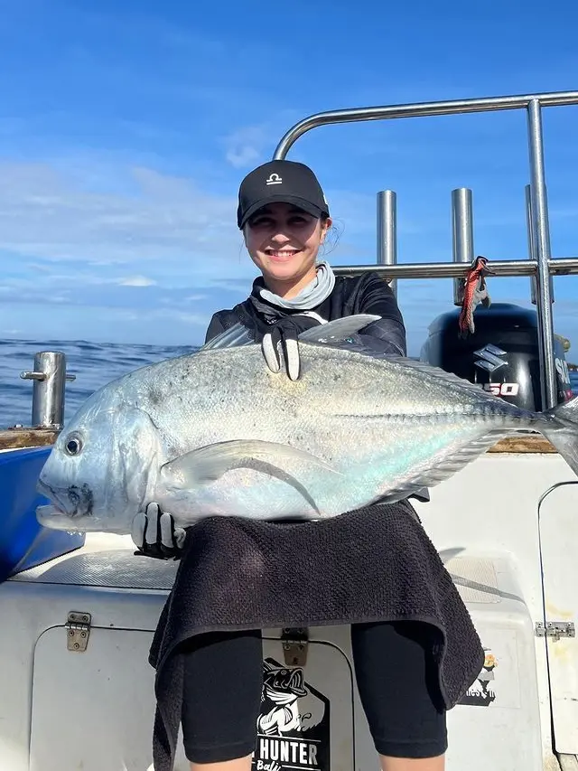 7 Potret Prilly Latuconsina yang Hobi Mancing, Perdana Dapat Ikan GT di Laut