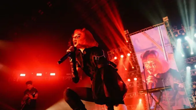 Gaya Keren Isyana Sarasvati dengan Rambut Setengah Merah Layaknya Penyanyi Rock Kekinian
