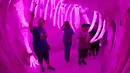 Pengunjung menikmati objek wisata Meow Wolf di sebuah tempat bekas arena bowling tua di Santa Fe, New Mexico (31/7). Objek wisata dan pameran instalasi ini terinspirasi dari film serial  Dr Who TARDIS. (AFP Photo/Mark Ralston)