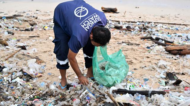 Bagai Gurun, Sampah Plastik Banjiri Pantai Kedonganan Bali