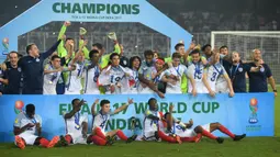Selebrasi para pemain Timnas Inggris dengan medali dan trofi juara Piala Dunia U-17 2017 setelah mengalahkan Spanyol pada laga final di Vivekananda Yuba Bharati Krirangan Stadium, India (28/10/2017). Inggris juga tercatat baru satu kali meraih trofi juara Piala Dunia U-17, yaitu pada 2017 di India dengan mengalahkan Spanyol 5-2 di partai final. (AFP/Dibyangshu Sarkar)
