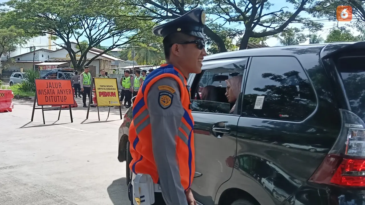 Anyer Membludak, Kendaraan Wisatawan di Putar Balikkan. (Rabu, 02/04/2025). (Yandhi Deslatama/Liputan6.com).