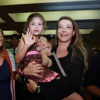 Pemeran Elif, Isabella Damla Guvenilir, bersama produsernya saat tiba di Bandara Soekarno-Hatta, Tangerang, Banten (23/8/2015) sekitar pukul 17.25 WIB. (Deki Prayoga/Bintang.com)