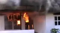 Kebakaran yang menghanguskan tiga rumah warga di kompleks perumnas II Jalan  Ahtut Ahmad Pontianak, Kalimantan Barat sempat membuat warga panik.