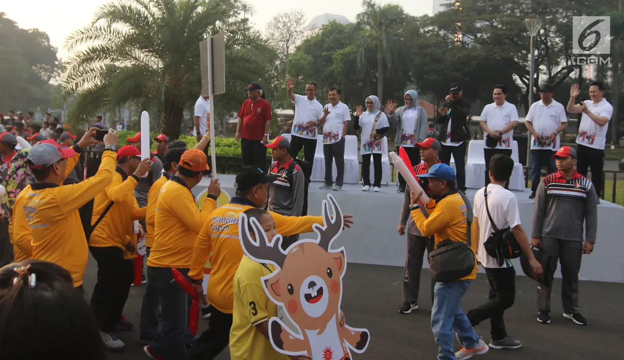 Wakil Presiden Jusuf Kalla didampingi Gubernur DKI Anies Baswedan, Menteri PUPR, Basuki Hadi Moeljono dan Ketua Bekraf Triawan Munaf saat melepas parade Asian Games XVIII 2018 Jakarta-Palembang di Monas, Minggu (13/5). (Liputan6.com/Arya Manggala)