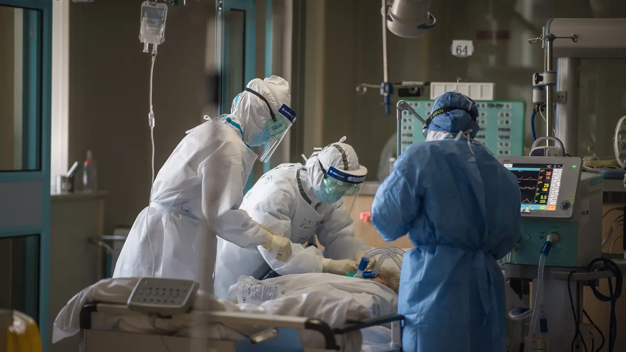 Petugas Medis Tangani Pasien Virus Corona di Ruang ICU RS Wuhan