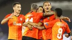 Para pemain FC Shakhtar Donetsk merayakan gol yang dicetak oleh Taison ke gawang FC Basel pada perempat final di Veltins Arena, Selasa (11/8/2020). Shakhtar Donetsk menang dengan skor 4-1. (Wolgang Rattay/Pool Photo via AP)