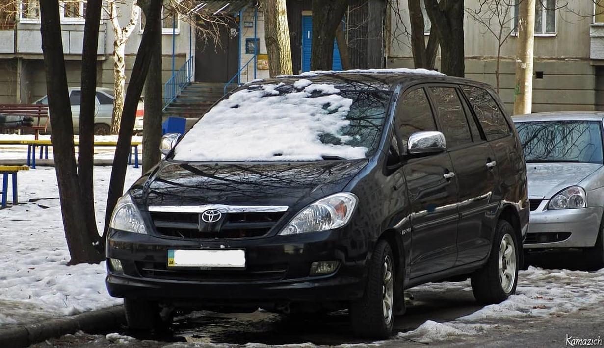 Toyota Innova hitam mulus ini terpakir saat musim dingin di Ukraina. (Source: Instagram/@toyotainnovaintheworld)