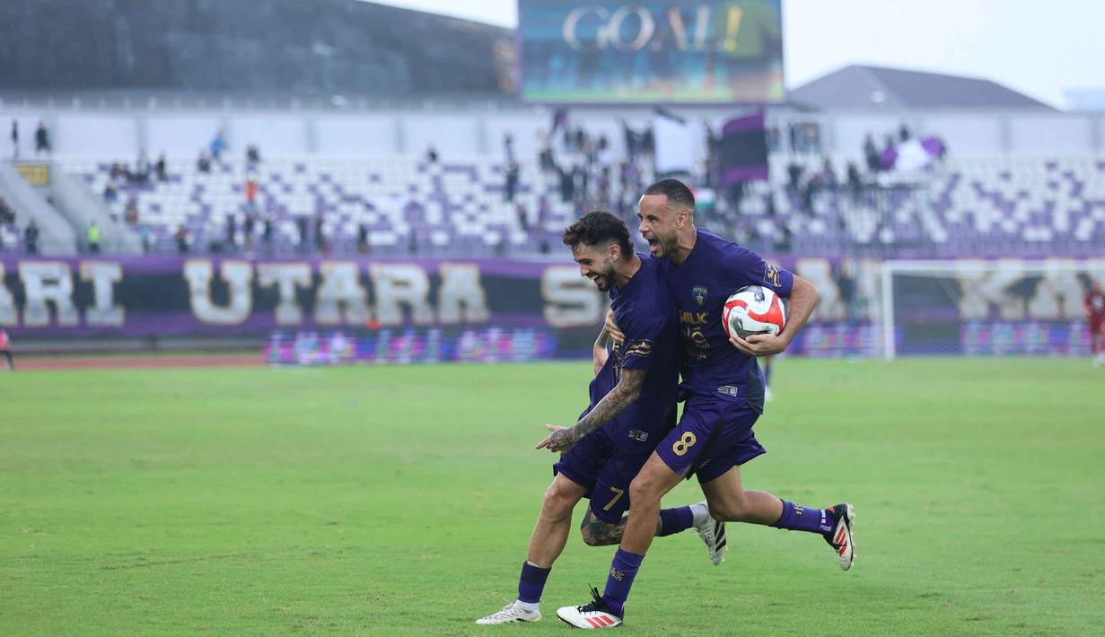 Kemenangan ini membuat Persita menempati urutan keenam klasemen sementara dengan raihan 35 poin. Tampak dalam foto, pemain Persita, Royco Rodriguez (kiri) bersama Pablo Ganet saat merayakan gol pada pertandingan pekan ke-21 BRI Super League 2025/2026 melawan PSBS Biak di Stadion Indomilk Arena, Tangerang, Banten, Senin (16/2/2026). (Bola.com/M Iqbal Ichsan)Pemain Persita, Ahmad Nur Hadianto (kiri) merayakan golnya saat bertanding melawan PSBS Biak pada laga pekan ke-21 BRI Super League 2025/2026 di Stadion Indomilk Arena, Tangerang, Banten, Senin (16/2/2026). (Bola.com/M Iqbal Ichsan)