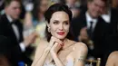 Jadi, bagi Angelina Jolie hal itu wajar saja terjadi karena dirinya menganggap mereka sebagai anaknya sendiri. (Christopher Polk  GETTY IMAGES NORTH AMERICA  AFP)