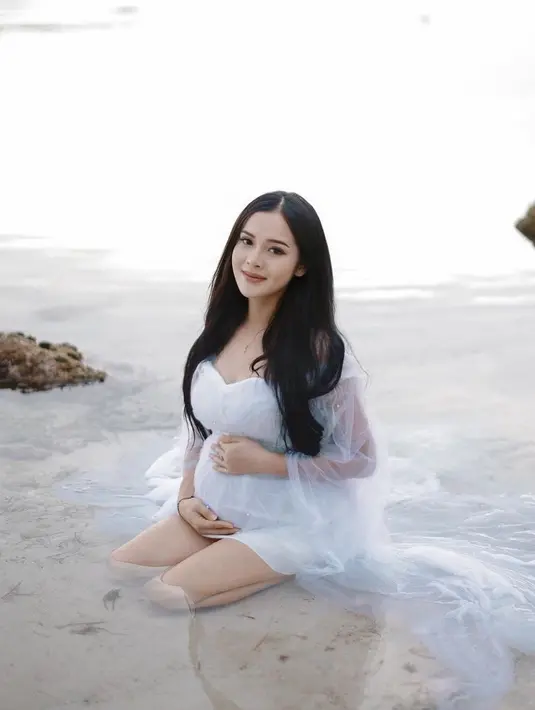 Masih di pantai, Bella tampil lebih feminin dengan mengenakan tulle dress warna putih. [@bellabonita_r.a]