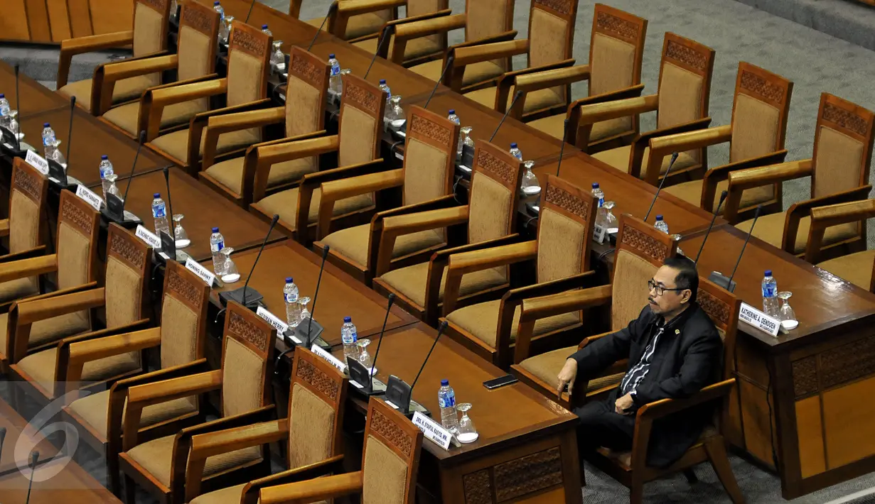 Seorang anggota dewan tampak hadir di Rapat Paripurna DPR RI di Gedung DPR, Jakarta, Selasa (13/10/2015). Sebanyak 262 dari 560 anggota dewan tidak hadir saat sidang tersebut. (Liputan6.com/JohanTallo)