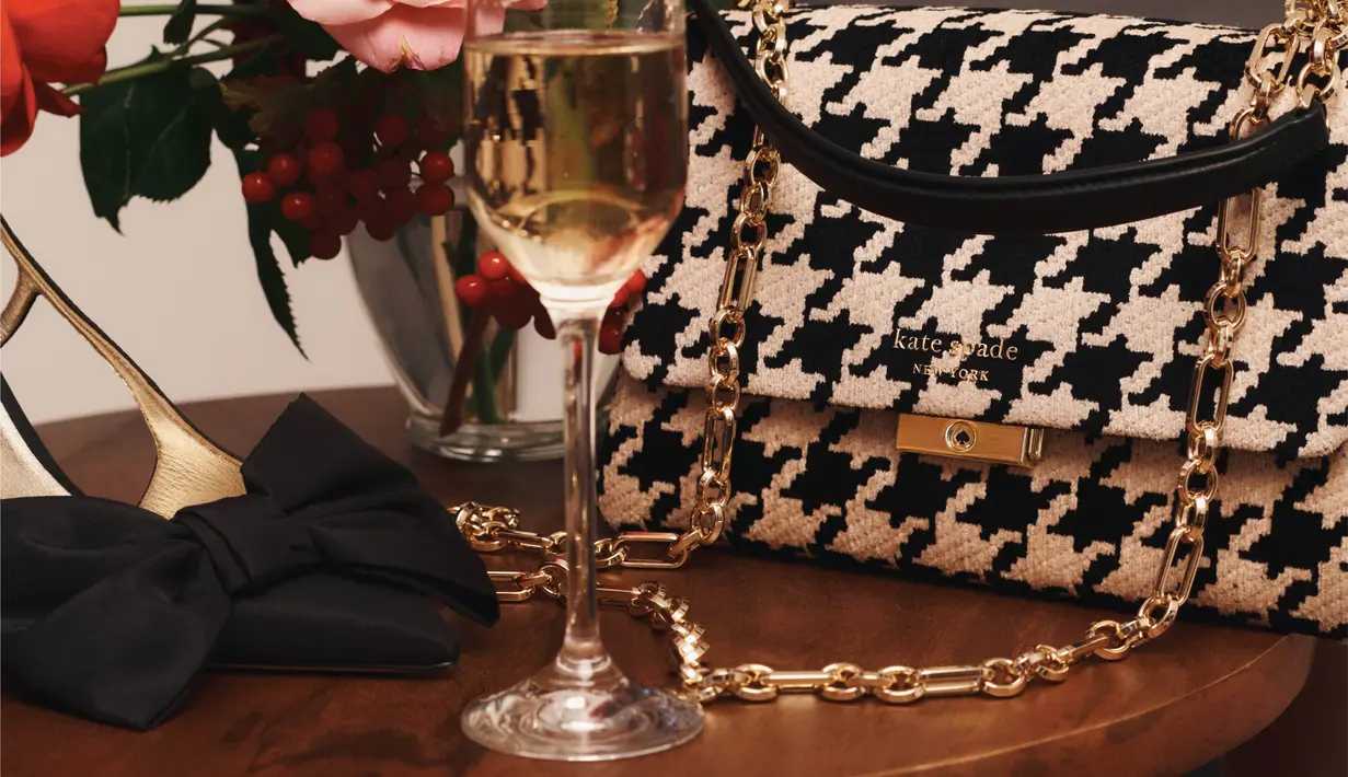 Untuk musim liburan ini, tas dan SLG dihiasi dengan berbagai tekstur baru dan motif musim dengan bermaterial kualitas tinggi, termasuk yang ada di lini novelty. Foto: Document/Kate Spade New York.