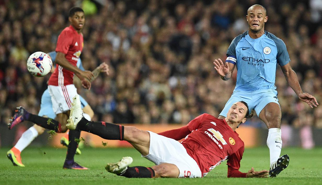 Striker Manchester United, Zlatan Ibrahimovic, berusaha menendang bola saat laga melawan Manchester City pada laga Piala Liga di Stadion Old Trafford, Inggris, Rabu (26/10/2016). MU menang 1-0 atas City. (AFP/Oli Scarff)