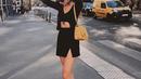 Alyssa mengenakan all black outfit yang juga bisa dijadikan inspirasi street style yang menarik. Mengenakan bra hitam yang ditumpuknya dengan sweater hitam, Alyssa tampak memadukan penampilannya dengan mini skirt yang juga berwarna hitam dengan detail slit. Foto: Instagram.