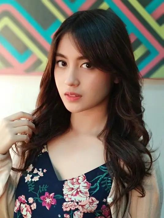 Tidak hanya memuji cantik, warganet juga mengibaratkan bidadari. "Bidadari surga." tulis rahmatmaulana8147. "Subhanallah bidadari turun ke bumi :) @nblh.ayu," tulis riyad_ms10. "Bida-dari surga dedek @nblh.ayu indana ni," tulis airyn9082. (nblh.ayu)