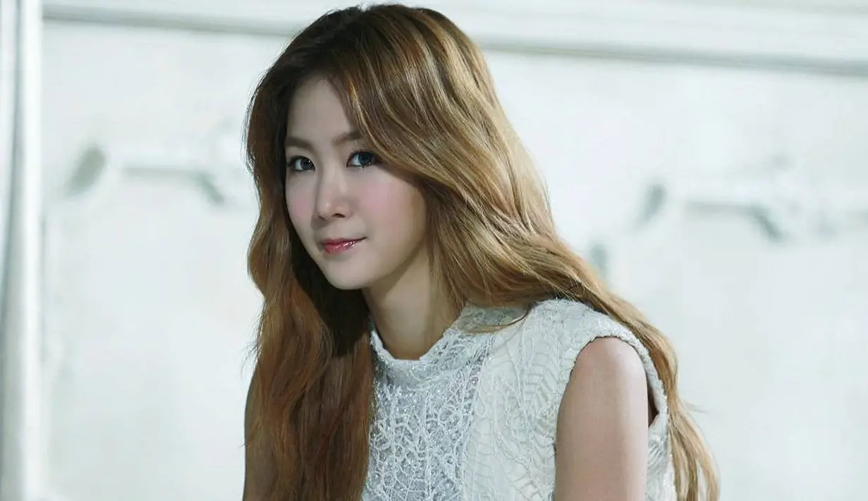 Sebelum menjalani pemotretan tersebut, Soyou sudah berolahraga agar tubuhnya terlihat lebih indah. (Foto: allkpop.com)