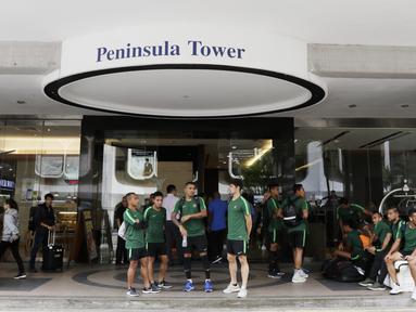 Pemain Timnas Indonesia menunggu bus di depan lobby Hotel Peninsula, Singapura, Rabu (7/11). Latihan Timnas ini merupakan persiapan jelang laga melawan Singapura pada Piala AFF 2018. (Bola.com/M Iqbal Ichsan)
