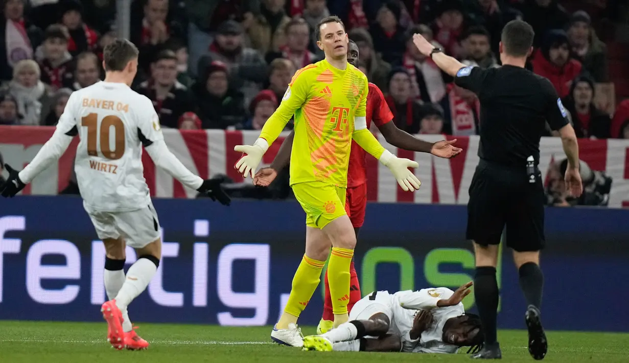 Bayern Munchen tersingkir lebih cepat dari kompetisi DFB Pokal musim ini. Mereka keok 0-1 di tangan sang juara bertaan Bundesliga, Bayer Leverkusen. Laga ini juga diwarnai kartu merah pertama dalam karier Manuel Neuer. (AFP/Michaela Stache)