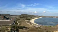 Sirkuit Mandalika yang kini menjadi venue ajang seri keempat Asia Road Racing Championship 2023, 11 hingga 13 Agustus 2023, menjadi salah satu arena balap motor dengan panorama yang indah. Keindahannya tak lain karena Sirkuit Mandalika berbatasan langsung dengan pantai pesisir selatan Pulau Lombok. Sungguh indah melihatnya dari atas ketinggian Bukit Seger seperti yang Bola.com alami pada Jumat, (11/8/2023). Berikut beberapa penampakannya. (Bola.com/Iqri Widya)