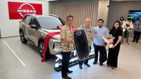 Konsumen Pertama All-New X-Trail e-Power Resmi Terima Unit, Antusiasme Tinggi