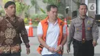 Tersangka selaku pengacara Alfin Suherman (tengah) dikawal petugas untuk menjalani pemeriksaan di gedung KPK, Jakarta, Jumat (15/11/2019). Alfin Suherman diperiksa untk pengembangan aliran suap terkait penangan perkara penipuan investasi Sendy Perico. (merdeka.com/Dwi Narwoko)