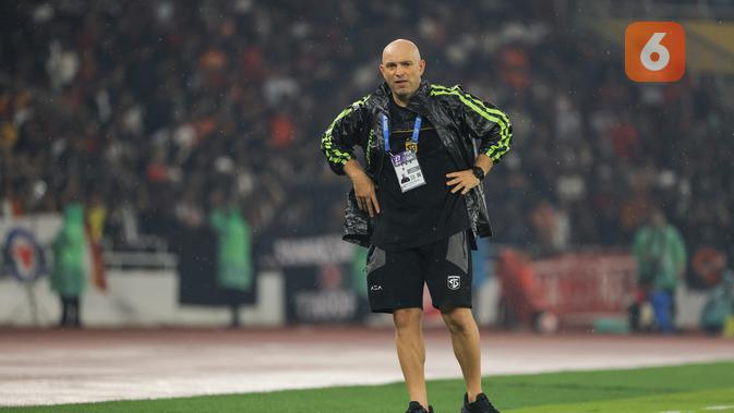 Badai Cedera Hantam Persebaya: Bernardo Tavares Dipaksa Putar Otak Jelang Derbi Suramadu