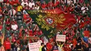 Ketika itu, Diogo Jota tengah dalam perjalanan liburan bersama sang adik, Andre Silva. Tampak dalam foto, penggemar timnas Portugal memberikan penghormatan kepada penyerang Liverpool asal Portugal, Diogo Jota, selama pertandingan sepak bola UEFA Women's Euro 2025 Grup B antara Spanyol dan Portugal di stadion Wankdorf di Bern, Jerman, pada 3 Juli 2025. (SEBASTIEN BOZON/AFP)