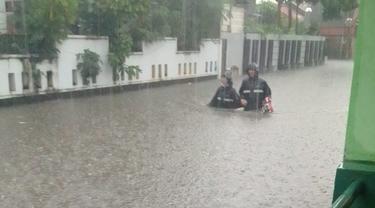 Perumahan Jatibening, Pondok Gede, Kota Bekasi, banjir setinggi satu meter akibat hujan deras yang mengguyur sejak Selasa (4/10/2022) siang (Istimewa)