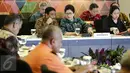 (Ki-ka) Wagub DKI Djarot Saiful Hidayat, Menkes Nila F Moeloek dan Menko PMK Puan Maharani sebelum menggelar rapat koordinasi di Kementerian PMK, Jakarta, Jumat (2/9). Rakor tersebut terkait antisipasi banjir dan tanah longsor (Liputan6.com/Faizal Fanani)