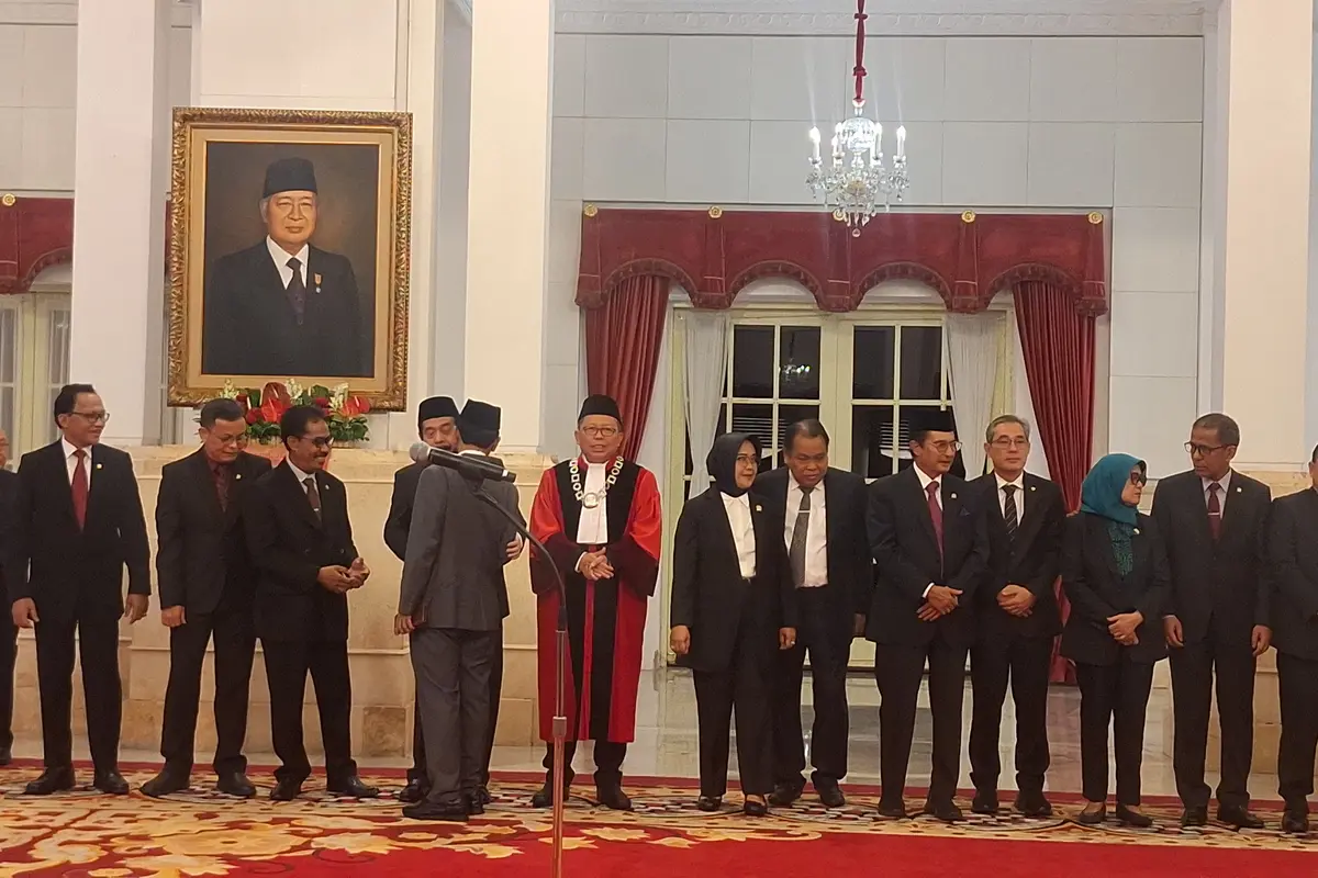 Arsul Sani sempat berbincang dengan Menteri Koordinator Bidang Politik, Hukum, dan Keamanan Mahfud Md dan hakim Mahkamah Konstitusi (MK), Anwar Usman.