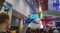 Pengujung memadati pameran Consumer Electronics Show (CES) 20117 di Central Hall, Las Vegas Convention Center, Amerika Serikat. (Liputan6.com/Corry Anestia) 