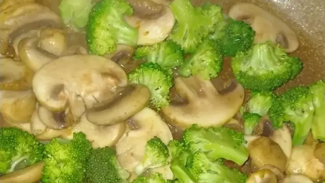 Resep tumis brokoli jamur. (dok. Cookpad @chocopoco)