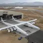 Pesawat Stratolaunch ketika pertama kali keluar hanggar pada Juni lalu. (Sumber Stratolaunch Systems Corp)