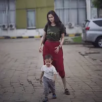 Saat mengasuh anak di luar rumah, Sabai tetap memilih pakaian yang santai. (Foto: instagram.com/ringgoagus)