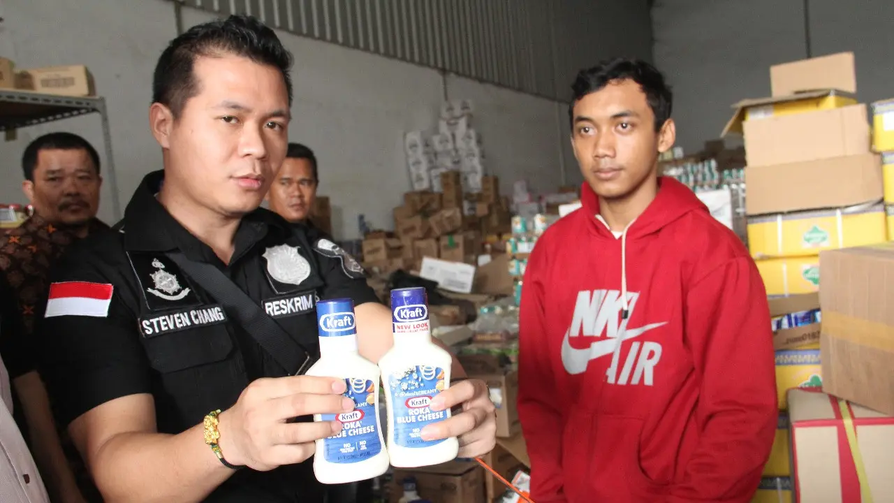 Polisi menunjukan barang bukti kasus pengubahan tanggal makanan kedaluwarsa (Dok. Polres Jakarta Barat)