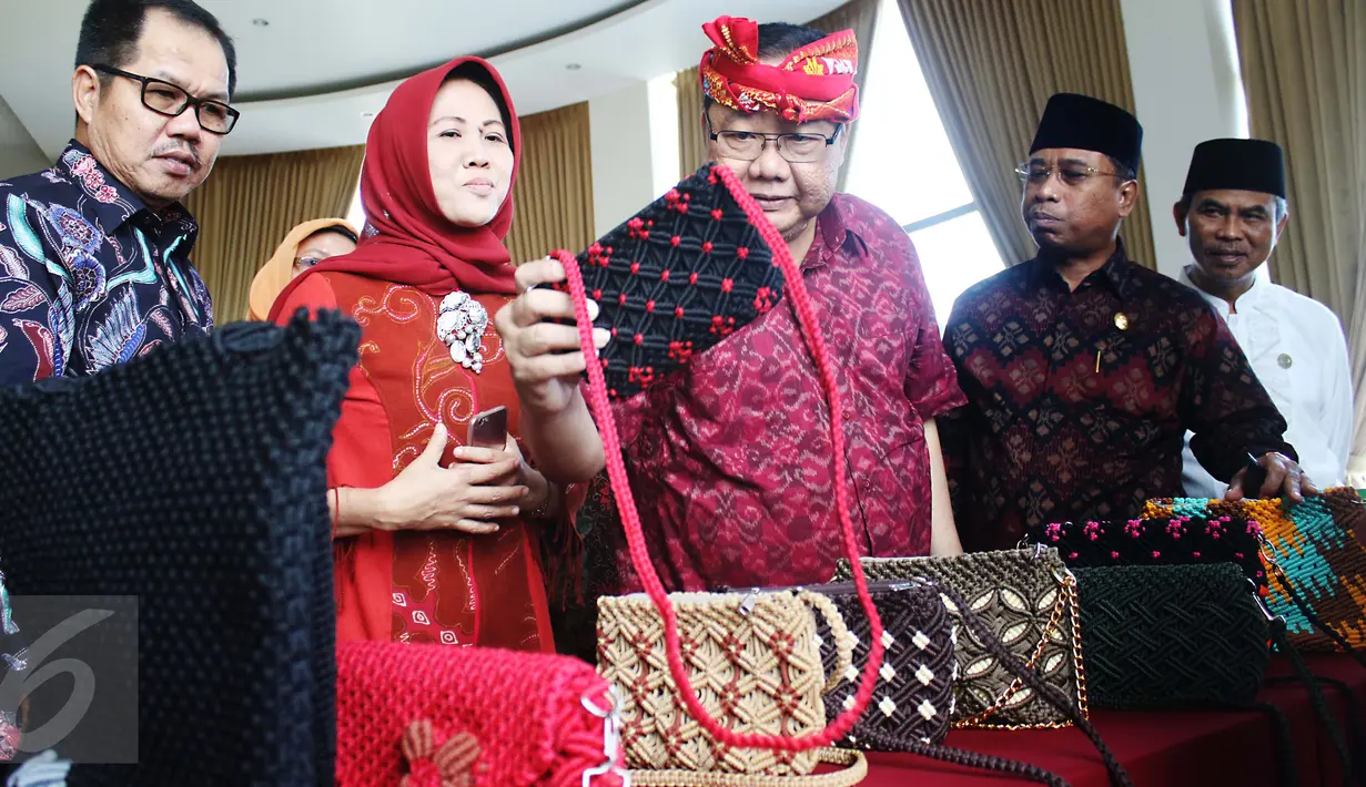 Menteri Koperasi dan UKM Puspayoga melihat hasil produksi wirausaha pemula saat sinergi program pembiayaan Kementerian Koperasi dan UMK dengan pemerintah daerah Provinsi Nusa Tenggara Barat, Lombok, Jumat (12/5). (Liputan6.com/Angga Yuniar)