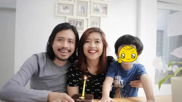 7 Tahun Menikah, Ini 6 Potret Pia Fellini Eks Vokalis Utopia Bareng Suami