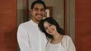 Dalam balutan busana serba putih, Anggika Bolsterli dan Omar Armandiego Soeharto mengumumkan kehamilan anak pertama. "So much love wrapped around our little one (Begitu banyak cinta yang menyelimuti si kecil kami)," tulis Anggika dalam keterangan unggahan. (Liputan6.com/IG/@anggikabolsterli)