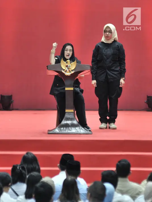 Rachmawati Soekarnoputri memberi sambutan saat Pembekalan Relawan Prabowo-Sandiaga di Istora Senayan, Jakarta, Kamis (22/11). Acara ini dihadiri sekitar 3.000 relawan. (Merdeka.com/Iqbal Nugroho)