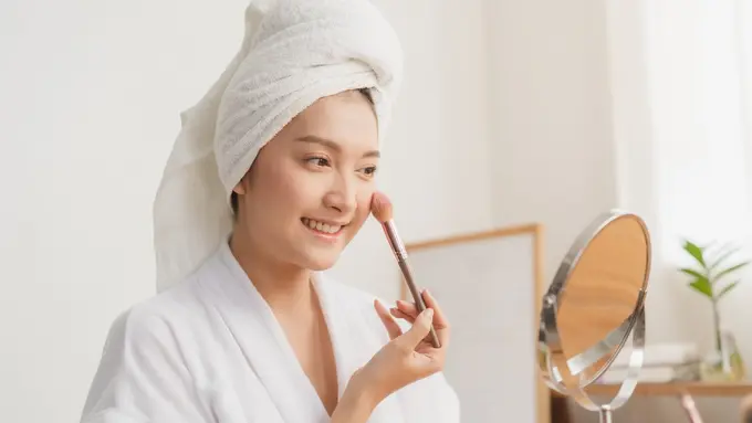 Anti Gagal, Begini Tips Menggunakan Blush On yang Nggak Bikin Wajah Menor untuk Pemula