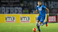 Bek Persib, Vladimir Vujovic, saat laga Torabika Soccer Championship 2016 melawan Sriwijaya FC di Stadion Si Jalak Harupat, Bandung, Sabtu (30/4/2016). (Bola.com/Vitalis Yogi Trisna)
