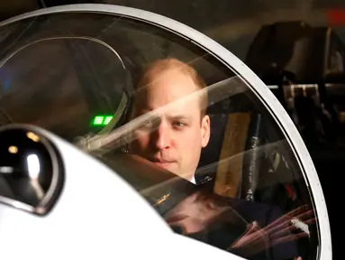 Pangeran William duduk di kokpit jet Eurofighter Typhoon saat berkunjung ke RAF Coningsby di Lincolnshire, Inggris, Rabu (7/3). Eurofighter Typhoon resmi diperkenalkan ke publik sejak 4 Agustus 2003. (PHIL NOBLE/POOL/AFP)