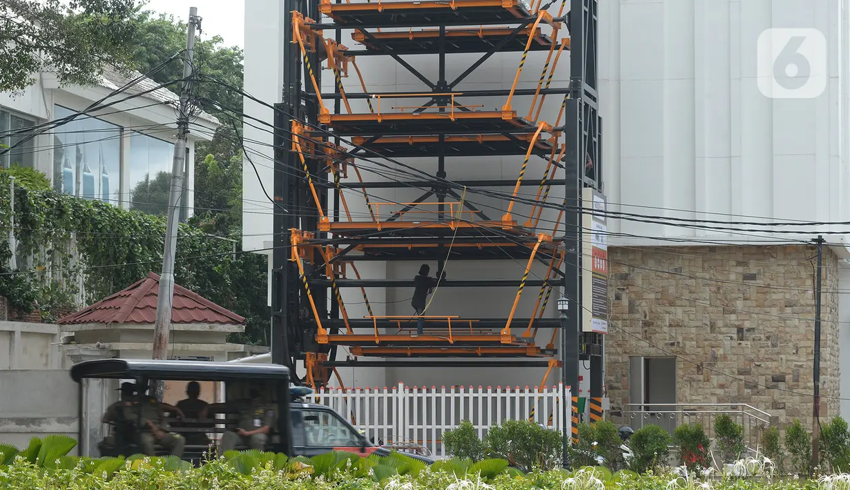 Sebuah parkiran bersusun tersedia di samping gedung perkantoran di Jakarta, Rabu (9/12/2020). Tempat parkir bersusun dinilai juga bisa mengatasi permasalahan parkir sembarangan yang masih menjadi masalah klasik hingga saat ini. (merdeka.com/Imam Buhori)