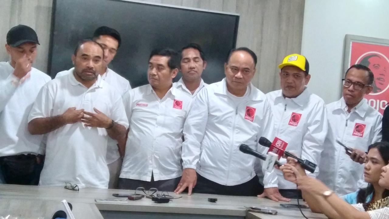 Relawan Pro Jokowi (Projo) menerima kedatangan Relawan Prabowo 08 di kantor DPP Projo, Pancoran, Jakarta, pada Kamis (6/7/2023).