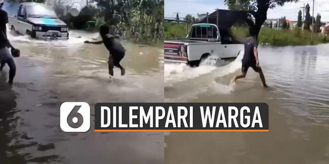 VIDEO: Mobil Terobos Banjir Dilempari Warga, Warganet Berdebat