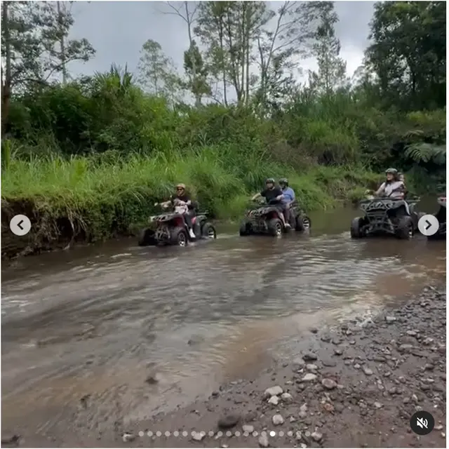 6 Potret Liburan Ussy dan Andhika di Kota Batu, Seru Naik ATV Bareng Anak