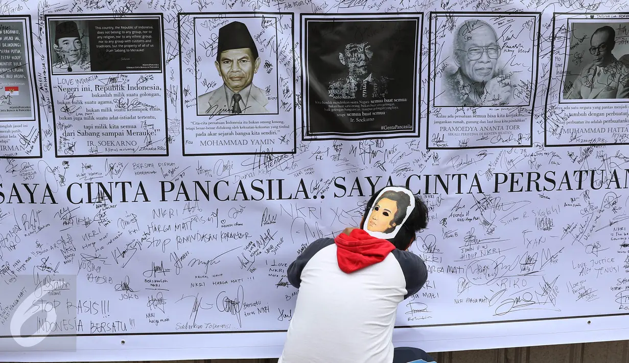 Warga membubuhkan tanda tangan pada spanduk bergambar tokoh nasional di area car free day, Jakarta, Minggu (14/5). Kegiatan tersebut sebagai bentuk tanggapan terhadap kondisi nasional terkait isu perpecahan dan perbedaaan. (Liputan6.com/Immanuel Antonius)