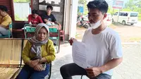 Fajaruddin (23) saat memperlihatkan surat laporannya ke Propam Polda Sulbar (Foto: Liputan6.com/Abdul Rajab Umar)